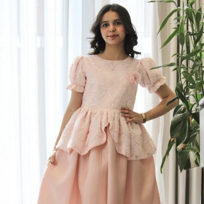 صورة فستان بناتي مطرز بوردة بارزة على الصدر وأكمام منفوشة - 1218